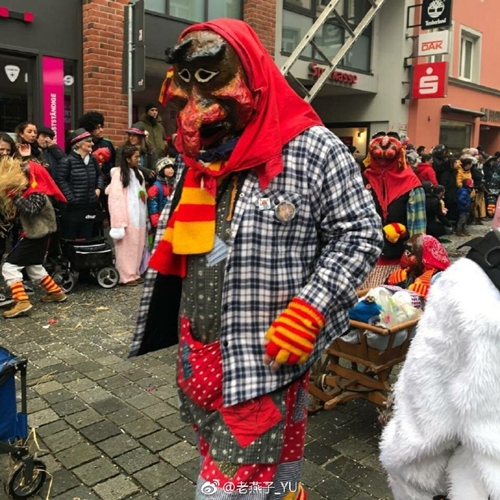 德国巴符州好多地方的狂欢节游行盛装举办